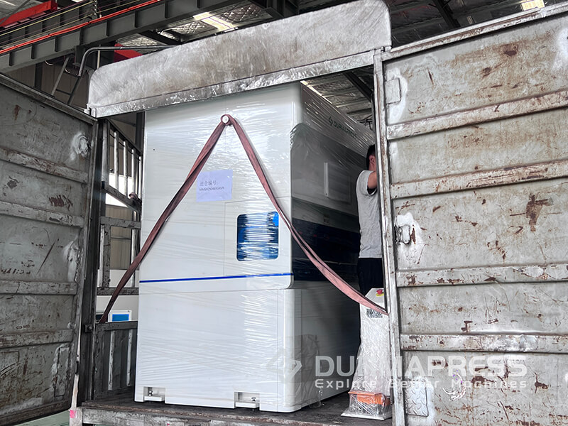 Pure electric press brake shipped to Singapore and hydraulic press brake shipped to Turkmenistan(1)