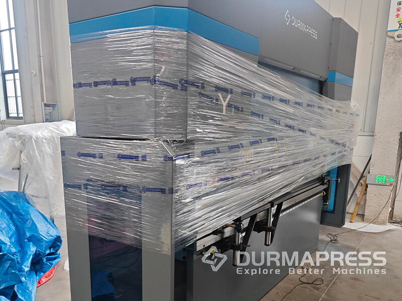 Hydraulic press brakedust collectorlaser cutting machinelaser welding machinepipe bending machine shipped to Spain(8)