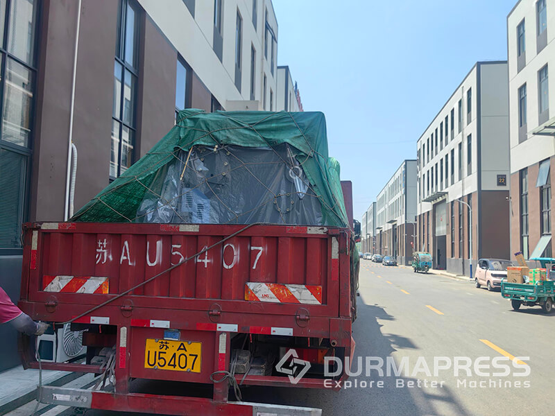 One hydraulic bending machine and plate shearing machine were sent to Peru, and one hydraulic bending machine and bending machine mold were sent to Pakistan(1)
