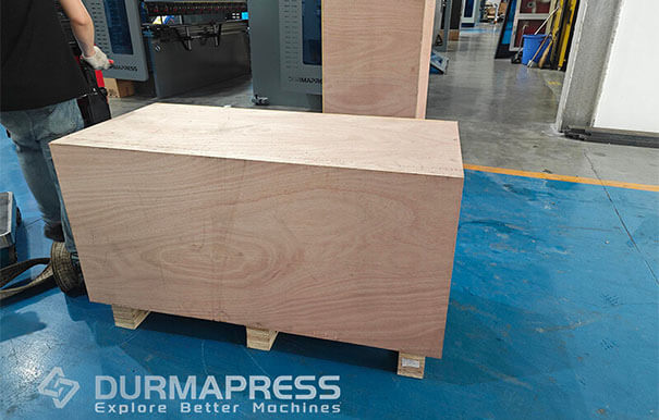 A Press Brake and mold were sent to Indonesia(10)