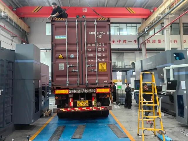 Durmapress logistics team performing pre-shipment inspection