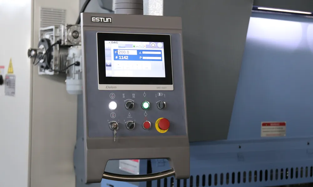 CNC controlled blade clearance adjustment on guillotine shear