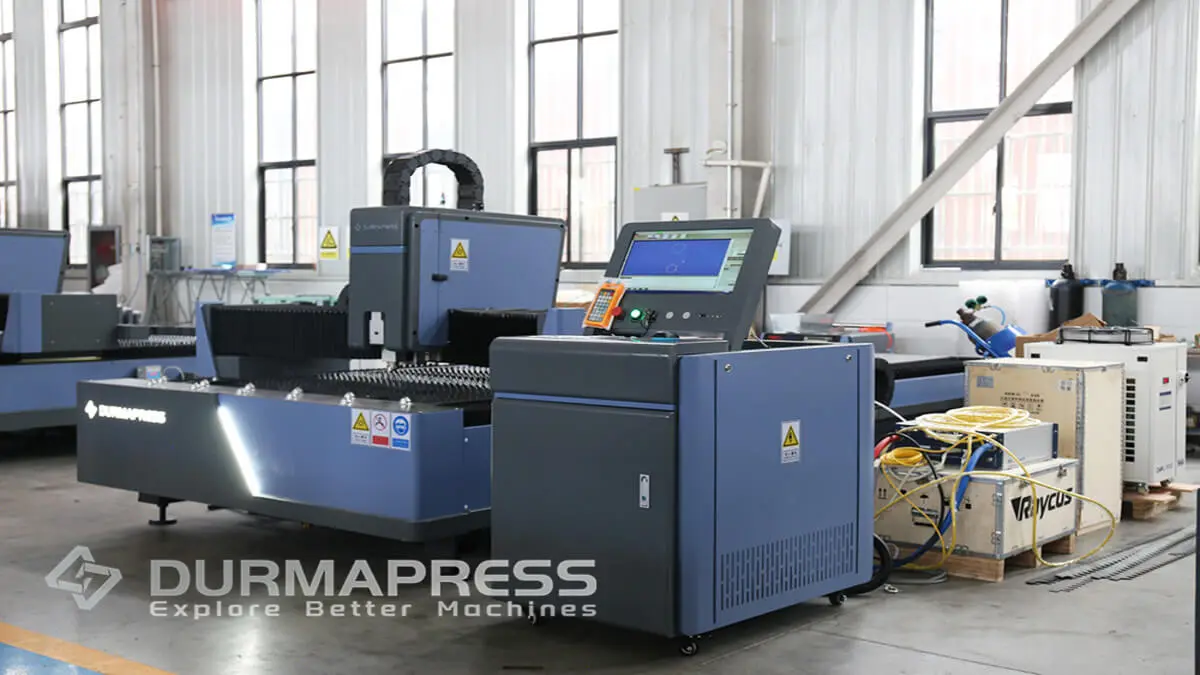 fiber laser cutting machine cutting steel sheet with high precision