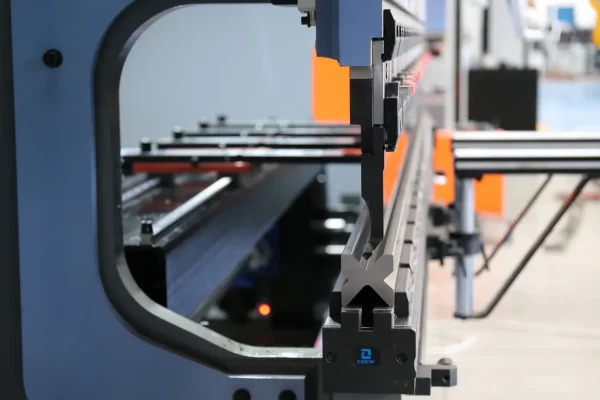 European-type 4V press brake tooling for versatile and high-precision sheet metal bending
