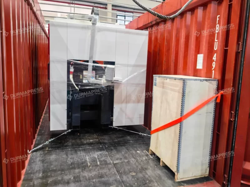 Laser source and electrical cabinet packed in protective crates